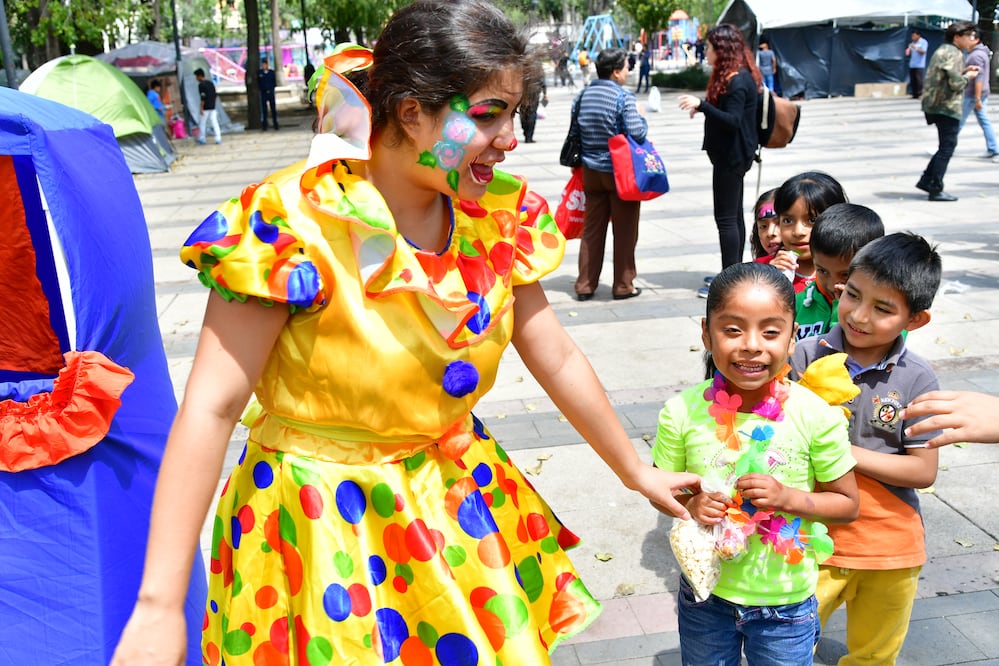 Voluntarios realizan actividades para niños que resultaron afectados por el sismo., las actividades se realizan el el parque Pushkin, colonia Roma Norte (Foto: El Gráfico)