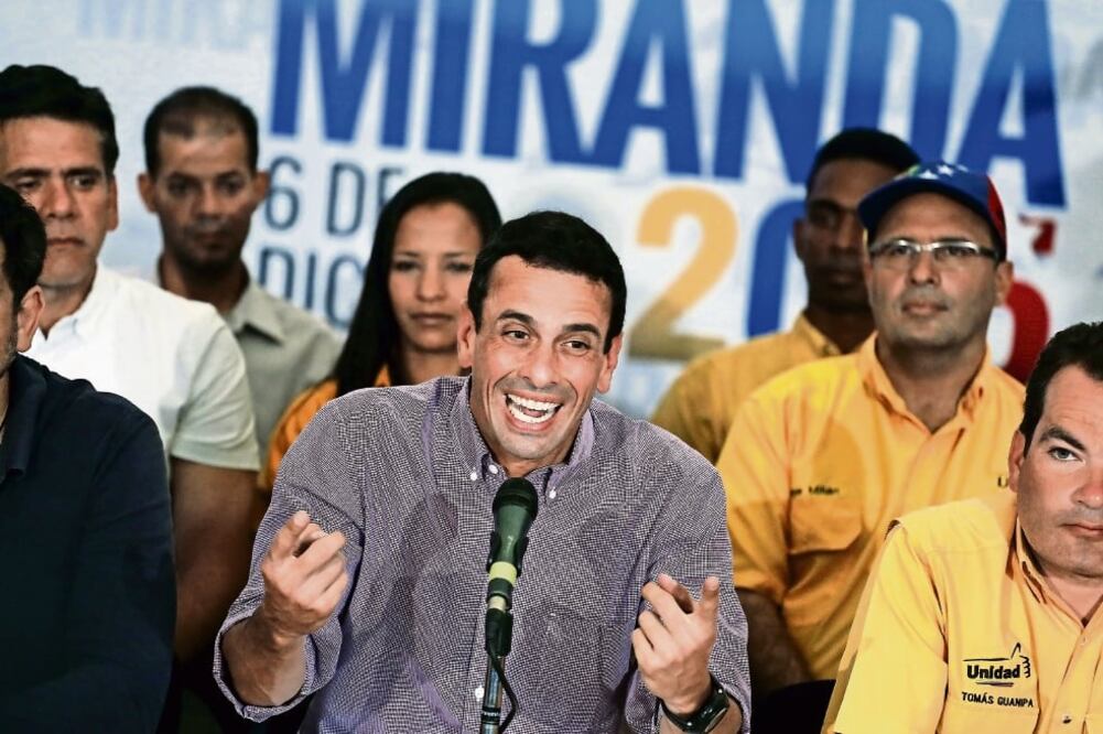 El dos veces candidato presidencial Henrique Capriles exhortó ayer a Maduro a ponerse “a la orden” de la recién electa Asamblea Nacional (NACHO DOCE. REUTERS)