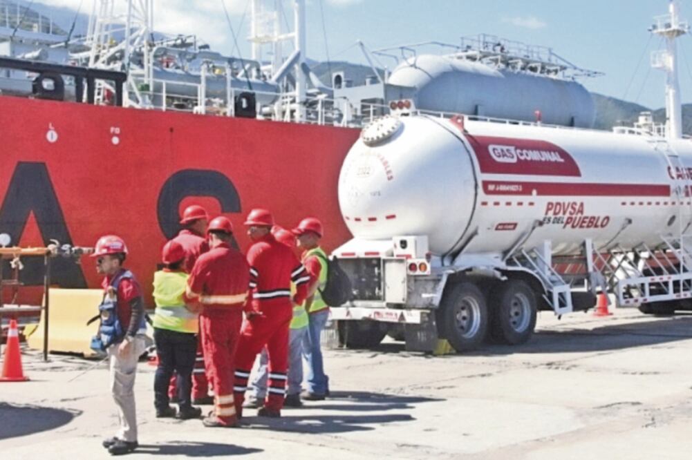 Trabajadores de PDVSA realizan labores portuarias en un muelle. Se señala a la petrolera estatal venezolana de ser centro de un negocio de blanqueo de dinero. / CORTESÍA PDVSA