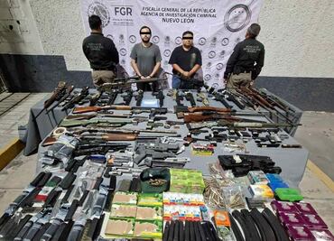 Tras cateo, caen tres sujetos en NL con 64 armas de fuego; les aseguran 3 mil cartuchos, 115 cargadores y efectivo
