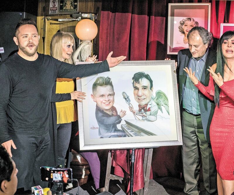 Rodrigo de la Cadena estrenó el jueves su disco tributo al cantante, con Maribel Guardia como madrina. Foto: GERMAN ESPINOSA. EL UNIVERSAL