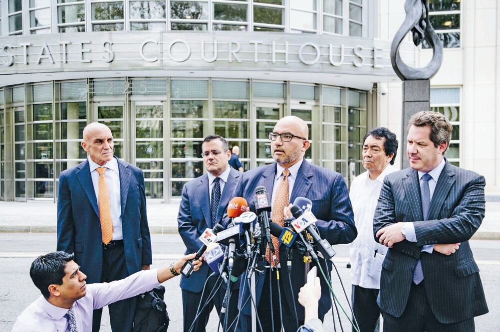 Eduardo Balarezo (centro), abogado de El Chapo, afuera del juzgado federal de Brooklyn, Nueva York. El narcotraficante está preso en Estados Unidos desde el pasado 19 de enero. (ALBA VIGARAY. EFE)