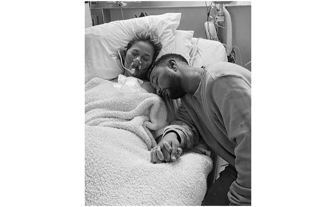 Chrissy Teigen y John Legend en el hospital. Foto: Instagram  