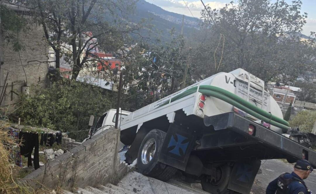 Pipa de agua choca contra una casa de la alcaldía Tlalpan (09/012025). Foto: Especial