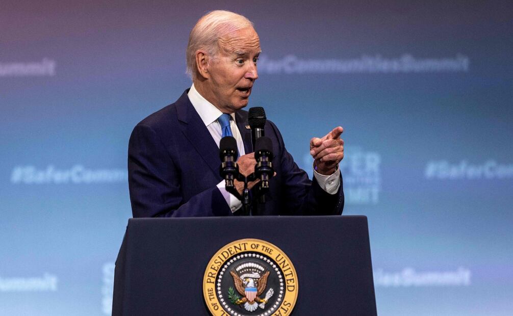 Biden reconoció este viernes que su país envía armas de fuego "peligrosas" a México, incluidos rifles de asalto. Foto: John Moore/AFP