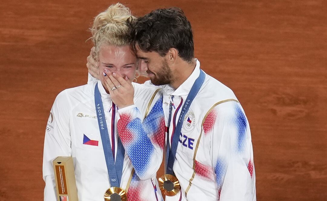 Katerina Siniakova y Tomas Machac en los Juegos Olímpicos de París - Foto: AP
