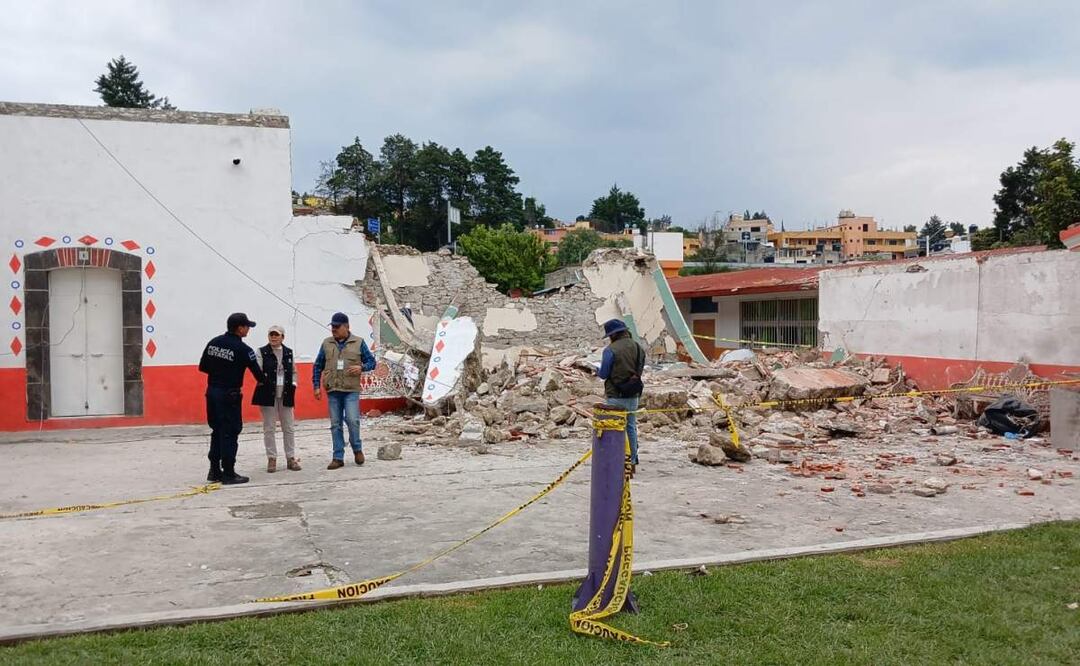 Luego de la explosión de pirotecnia que destruyó parte de una iglesia considerada monumento histórico en Tlaxcala, autoridades del INAH evalúan los daños (17/06/2025). Foto: Especial