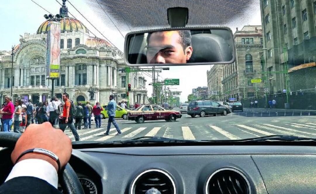 Éric Paz, a former police officer, makes about 6,000 pesos a month working as a part-time Uber driver. (Photo: Juan Carlos Reyes / EL UNIVERSAL) 