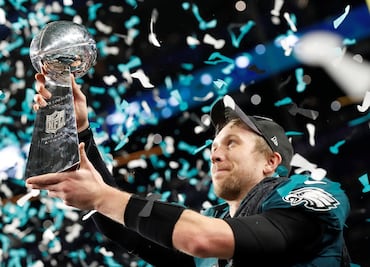 Nick Foles seguirá en Eagles, pero en la banca