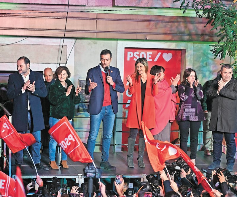 El líder del PSOE y presidente del gobierno español, Pedro Sánchez (tercero de izq. a der.), junto a su esposa Begoña Gómez (cuarta), entre otros integrantes, celebraron los resultados electorales en la sede de Ferraz, en Madrid. FERNANDO VILLAR. EFE
