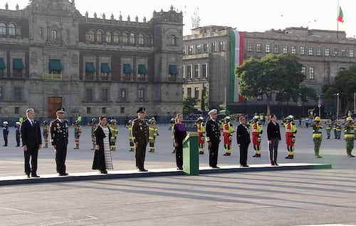 19-S: Sheinbaum encabeza izamiento de bandera por víctimas de sismos de 1985 y 2017; llaman a participar en simulacro