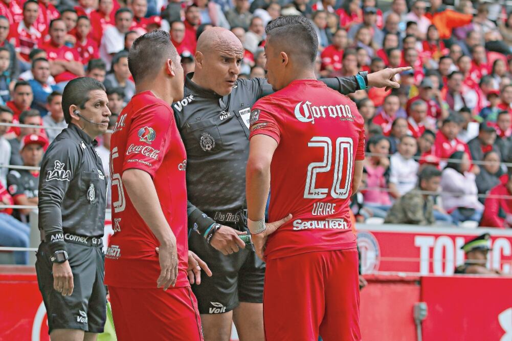 Francisco Chacón fue objeto de reclamos hasta de los jugadores del Toluca (ARCHIVO. EL UNIVERSAL)