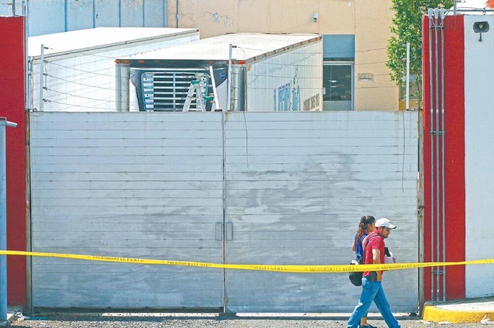 En mayo pasado, el ex director del IJCF, Octavio Cotero, pidió a la fiscalía estatal retirar el contenedor con cuerpos de personas de los patios. (ARCHIVO EL UNIVERSAL)