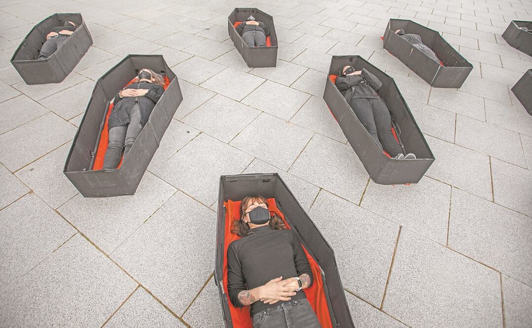 Representación de mujeres asesinadas por sus parejas, en Tel Aviv, el pasado día 7. Foto: Ariel Schalit. AP