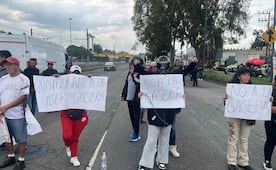 Vecinos de Nezahualcóyotl bloquean Calzada Ignacio Zaragoza, a la altura del Metro Canal de San Juan; rechazan construcción de gasera