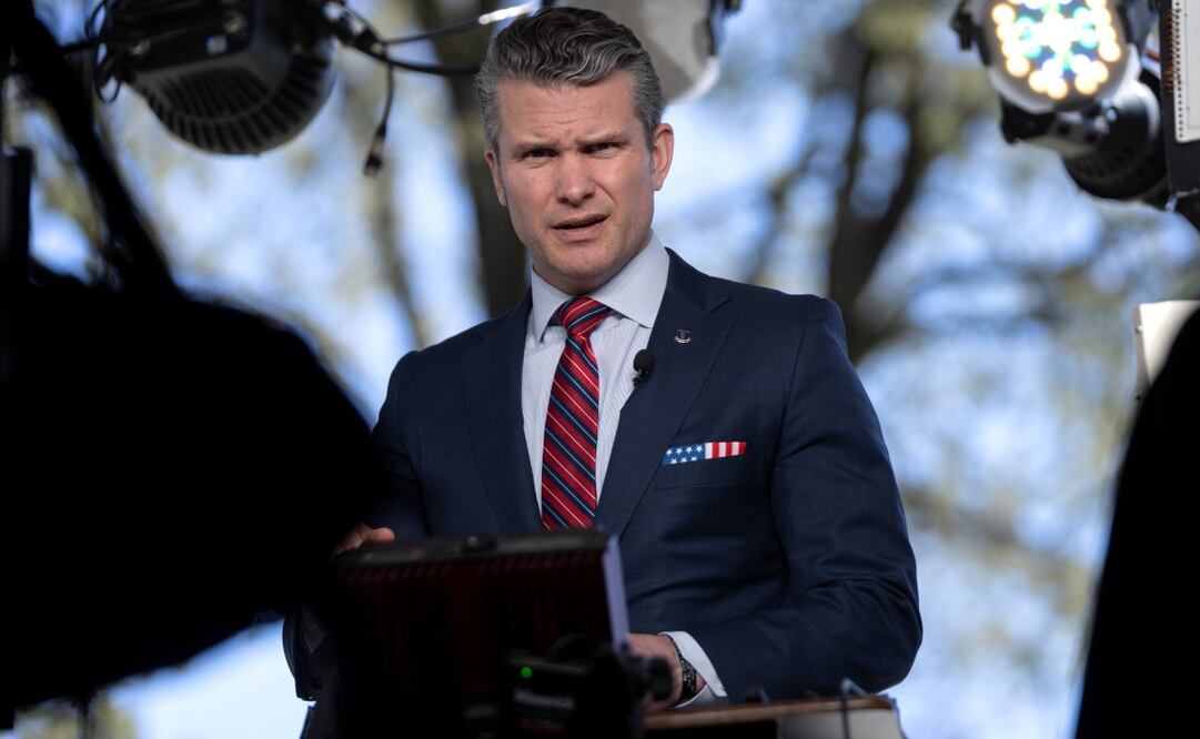 El secretario de Guerra, Pete Hegseth, se prepara para conceder una entrevista televisiva afuera de la Casa Blanca. FOTO: AP