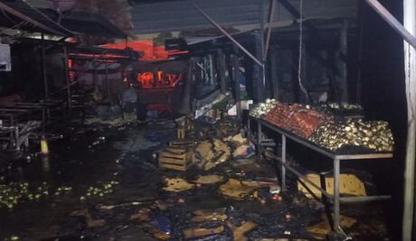 Incendio consume 123 locales en la Central de Abasto de Ixtapaluca; no se reportan lesionados