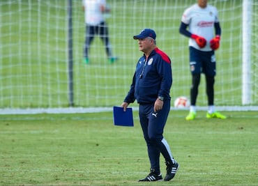 Vucetich advierte de dos "promesas" que tiene Chivas en cantera