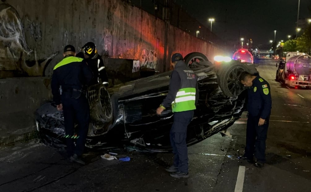 Pipa de agua se estrella contra muro de la Línea A del Metro; auto queda aplastado en Iztapalapa. Foto: Especial