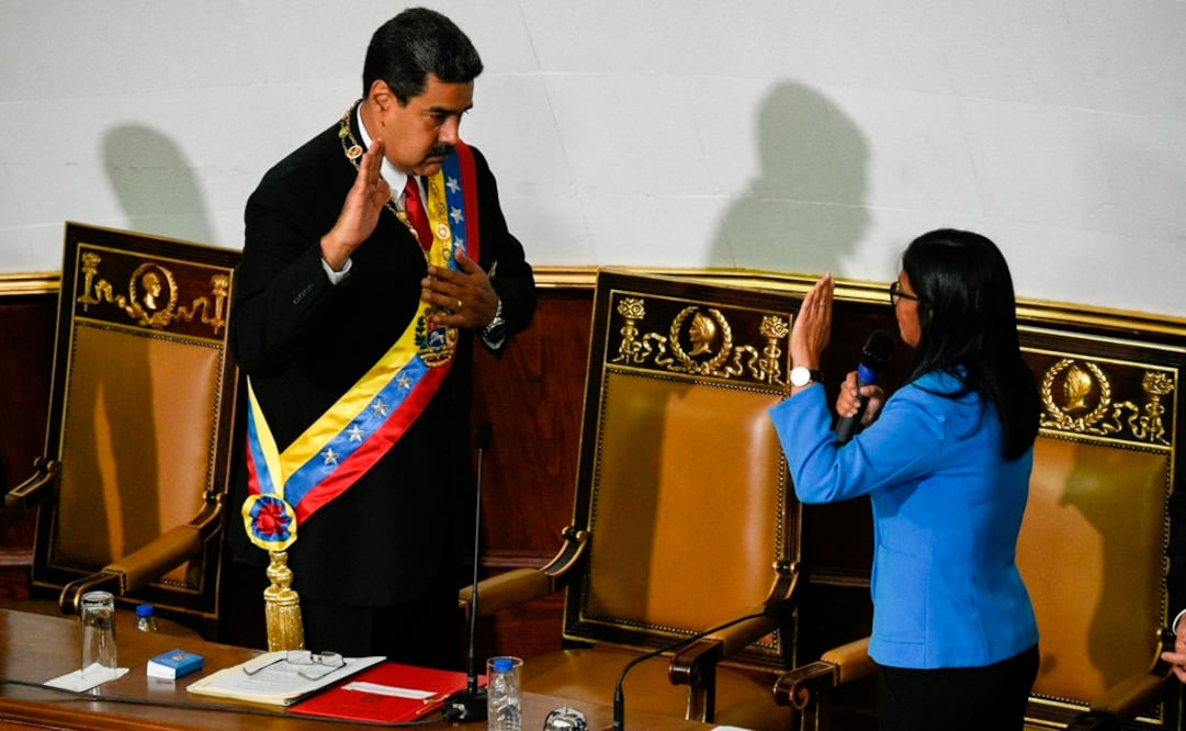 La presidenta de la Constituyente, Delcy Rodríguez, quien le tomó juramento, leyó el decreto que establece que, además de este acto, se realizará la investidura el 10 de enero (Foto: AFP)