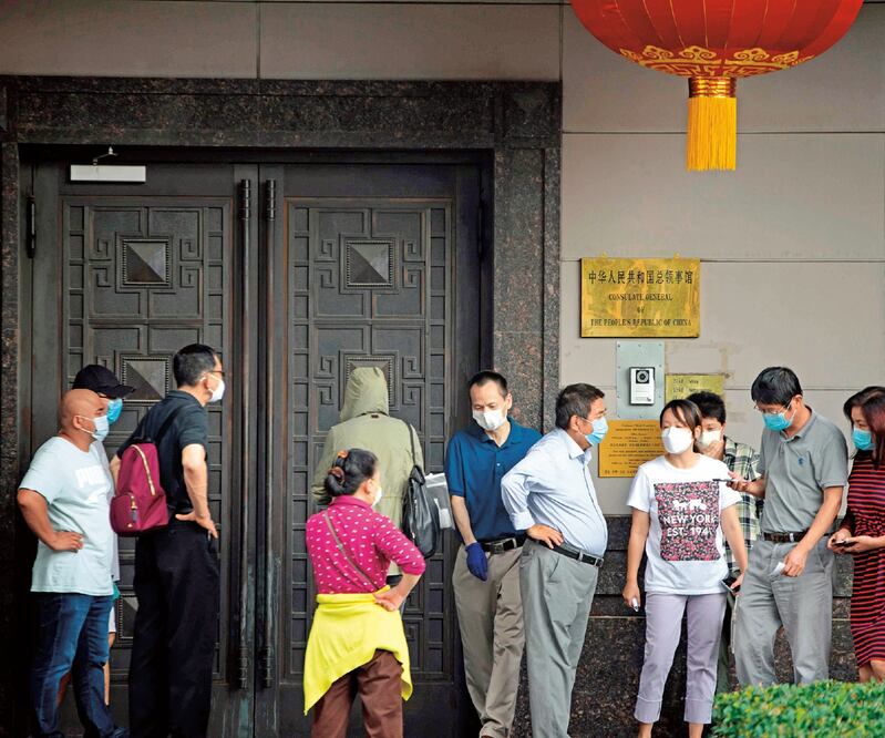 Personas cerca del consulado chino en Houston, Texas. El personal del recinto tiene que dejar el edificio antes del viernes 24 de julio. MARK FELIX. AFP