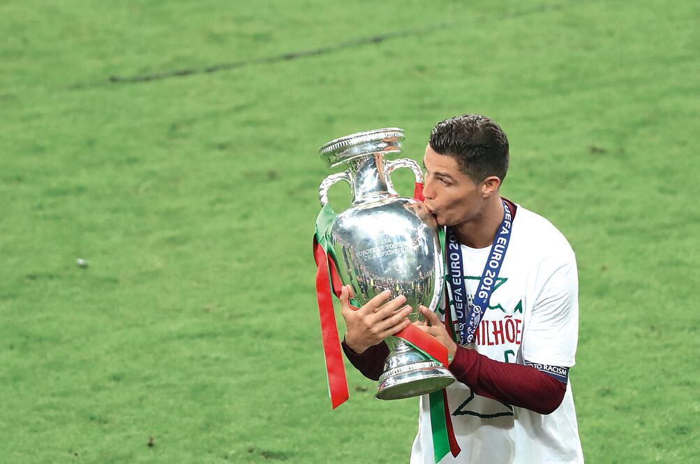 Cristiano Ronaldo con el trofeo de la Eurocopa 2016. Foto: Xinhua