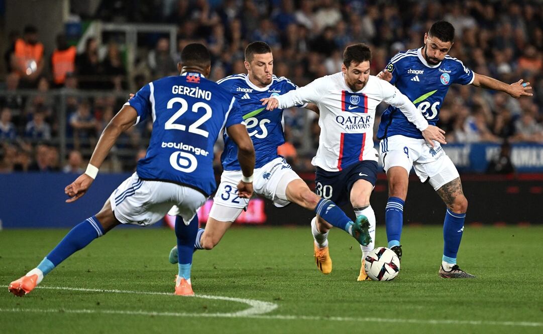 Lionel Messi pelea por el balón contra jugadores del Estrasburgo - Foto: AFP