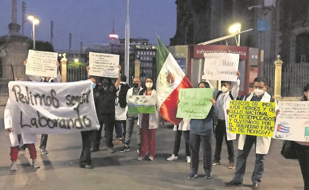 Médicos de diversas unidades del IMSS protestaron a las puertas de Palacio Nacional contra la contratación de doctores cubanos. Foto: Alberto Morales/ EL UNIVERSAL.