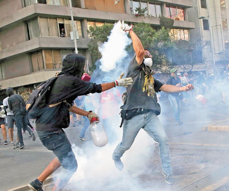 Estallidos sociales. La mayoría de los jóvenes de los países de América Latina protestan por políticas inconvenientes, como sucede en Chile, dijo la Cepal. Foto: EDGARD GARRIDO. REUTERS