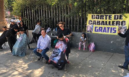¡Cortan el cabello gratis! Jóvenes se reúnen en el Monumento a la Revolución a practicar estilos
