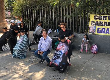 ¡Cortan el cabello gratis! Jóvenes se reúnen en el Monumento a la Revolución a practicar estilos