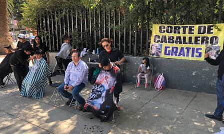 ¡Cortan el cabello gratis! Jóvenes se reúnen en el Monumento a la Revolución a practicar estilos