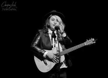 La historia detrás del himno feminista que compuso Vivir Quintana y cantó Mon Laferte