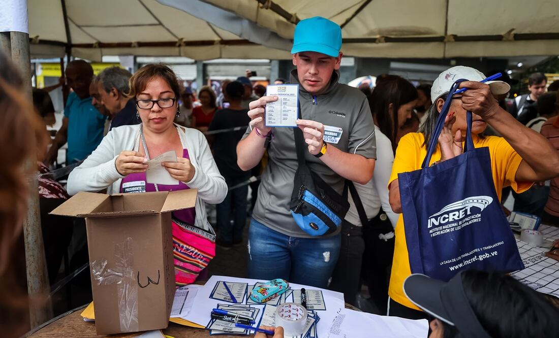 Miembros de mesas comienzan el conteo de votos durante el cierre de la jornada electoral de las primarias de la oposición, hoy, en Caracas (Venezuela). Foto: EFE