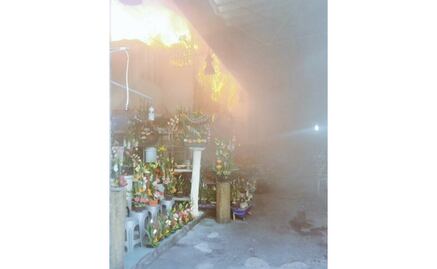 Bomberos combaten incendio en Mercado de Jamaica