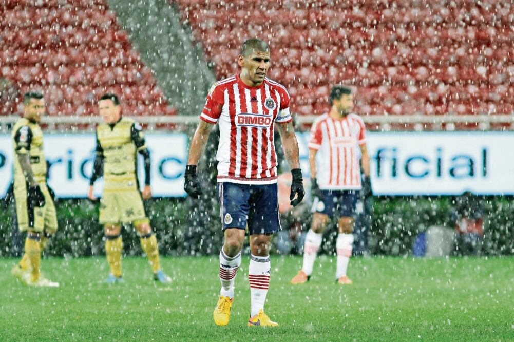 Carlos Salcido no puede creer la eliminación del Rebaño de la Copa (ISMAEL RAMÍREZ. IMAGO7)