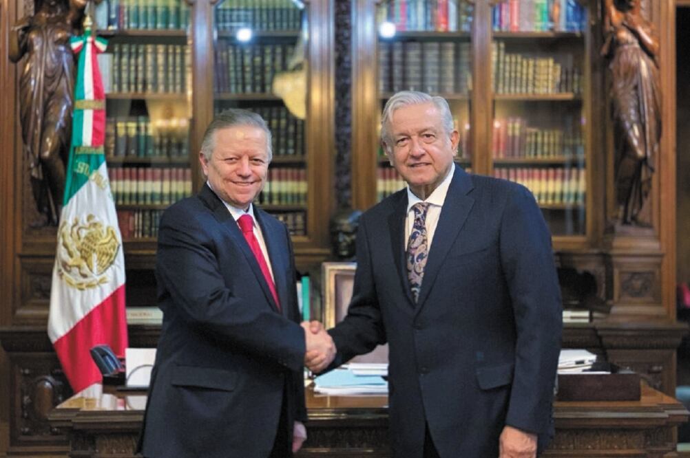 El presidente de la Suprema Corte de Justicia de la Nación, Arturo Zaldívar, y el jefe del Ejecutivo, Andrés Manuel López Obrador, se reunieron en Palacio Nacional. Foto: TOMADA DE TWITTER