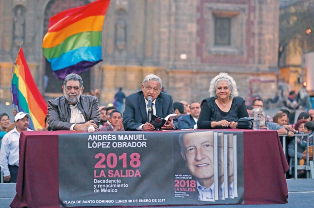 Los escritores Laura Esquivel y Pedro Miguel, y Andrés Manuel López Obrador, presidente de Morena (centro), en la presentación de su libro 2018 La Salida, Decadencia y Renacimiento de México, en la Plaza de Santo Domingo (YADÍN XOLALPA. EL UNIVERSAL)