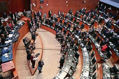 Con licencia indefinida, 14 senadores