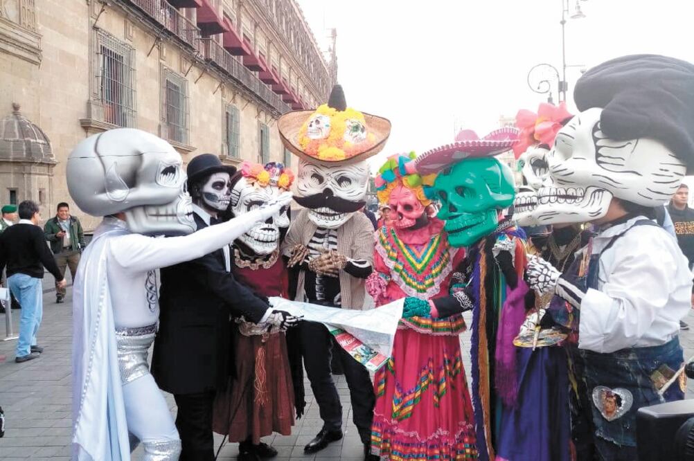 Estos personajes estarán deambulando por diversos puntos de la Ciudad para dar a conocer entre los capitalinos las actividades contempladas a partir del 24 de octubre próximo, con una megaprocesión de catrinas. Foto: ESPECIAL