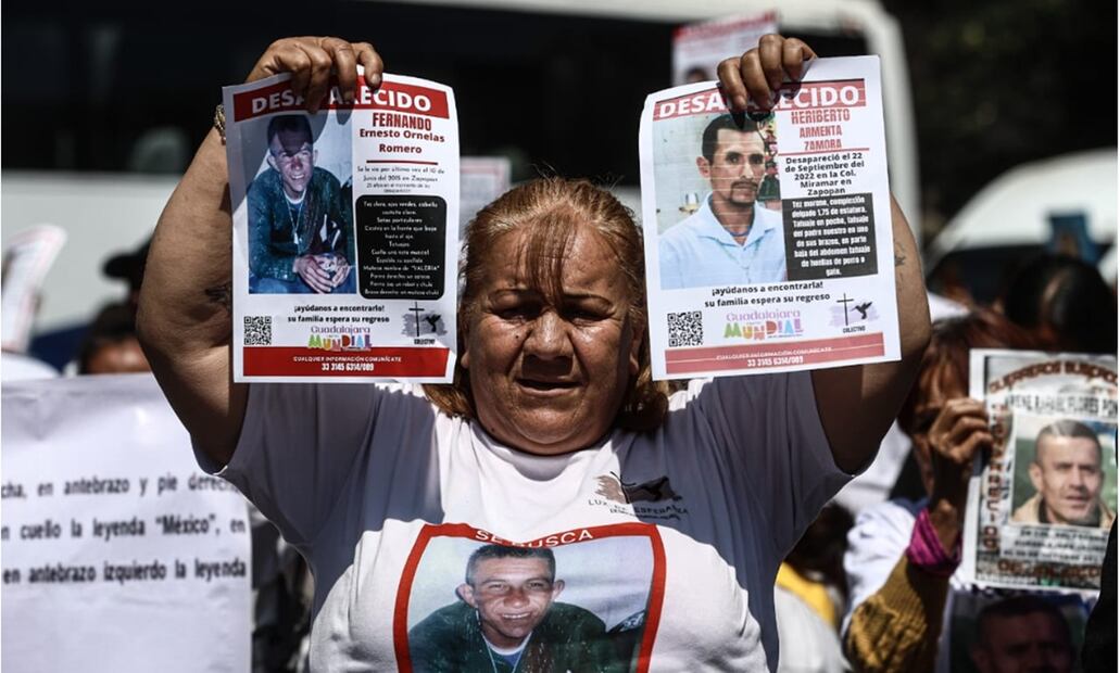 Colectivos de búsqueda de desaparecidos, provenientes de Jalisco, se manifestaron y pegaron fichas de búsqueda en la Glorieta de los Desaparecidos. Fotos: Gabriel Pano / EL UNIVERSAL