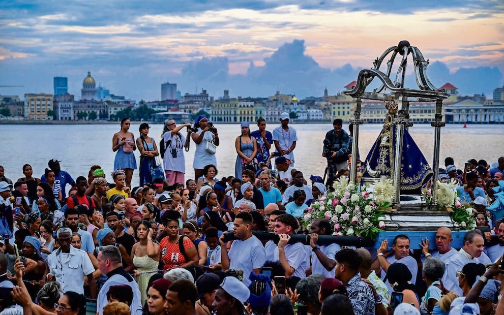 La fe es uno de los asuntos que
aborda la novela La piel hembra. En la imagen, una procesión de la Virgen de la Caridad del Cobre, hace unos días
en La Habana. YAMIL LAGE / AFP