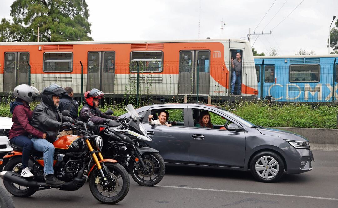 La presidenta Claudia Sheinbaum saludó a simpatizantes durante su trayecto al Congreso; en Tlalpan, mujeres le arrojaron pétalos de flores. Foto: Iván Montaño / EL UNIVERSAL