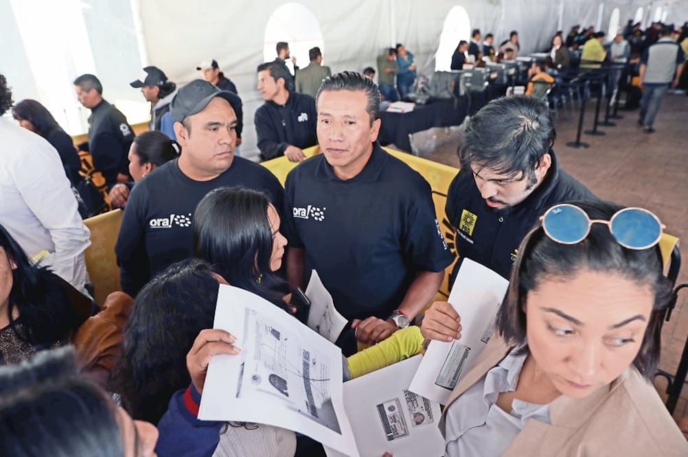 Durante horas, cientos de delegados del PRD esperaron pacientes su registro, a mano, como antes, mientras el sistema “se cayó”. (JUAN CARLOS REYES. EL UNIVERSAL)
