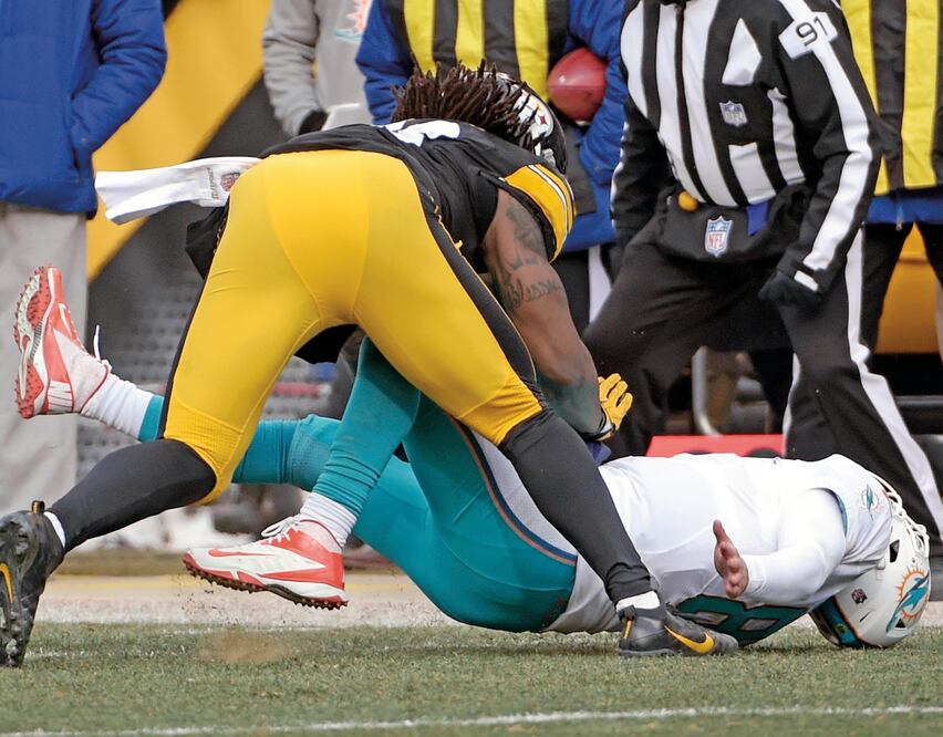 Bud DuPree (izq.) arrolló a Matt Moore cuando quiso pasar en segunda oportunidad, con 9 por avanzar (FRED VUICH. AP)