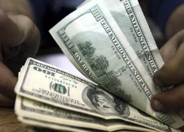 Dólar retrocede dos centavos y cierra en 16.28 pesos