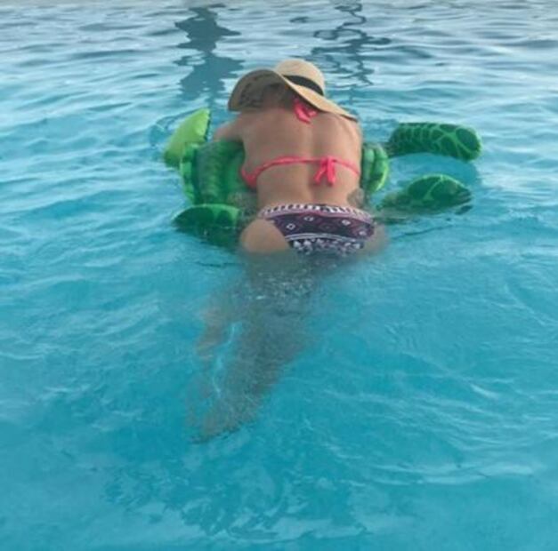 Aracely Arámbula medita en bikini