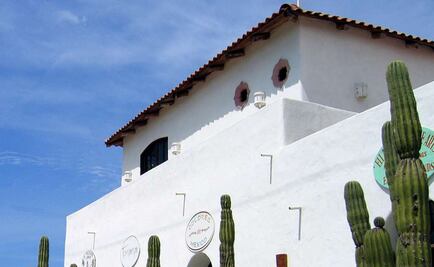 Pueblo Mágico viste de  Guess 