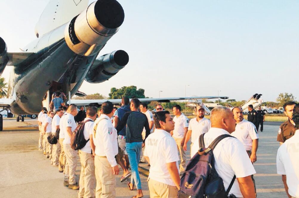 Retorno. El INM deportó en avión a un grupo de cubanos que carecía de documentación para estar en México. / ESPECIAL