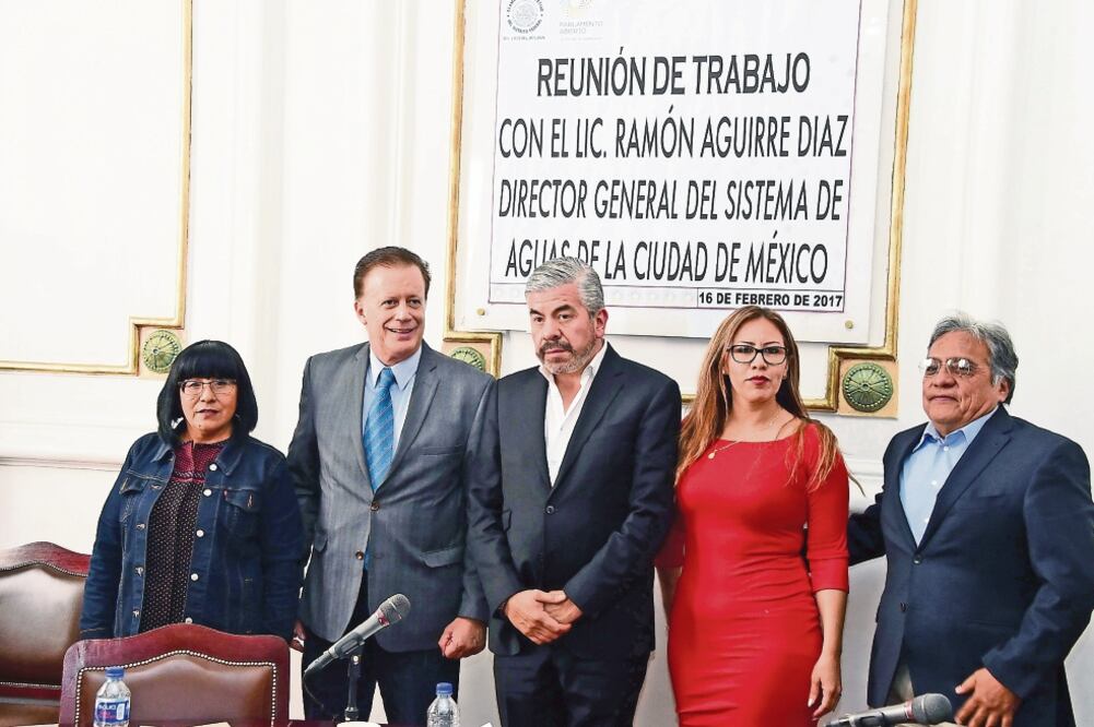 La legisladora (de vestido rojo) participó en la reunión de trabajo del titular del Sistema de Aguas de la Ciudad de México, Ramón Aguirre (CORTESÍA)